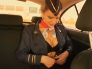 淘氣空姐在計程車上換衣服