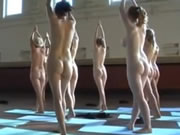 一群年輕的裸體女孩做瑜伽