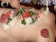 日本女體盛 胖女身上擺放壽司