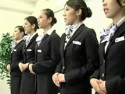 日本空姐示範正確的乘客心肺復甦