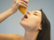 裸體極品洋妞喝橙汁