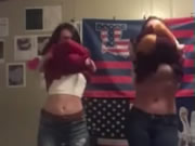 兩個米國女孩在自拍脫衣舞