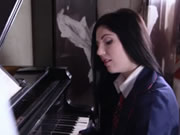 女子高生裝學妹練習鋼琴與男老師激情