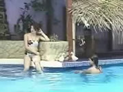 哥斯大黎加公共游泳池比基尼正妹露奶